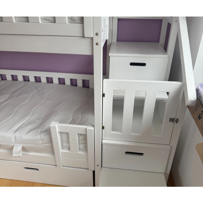 drewniane łóżko pięrtrowe ze stabilnymi schodami dla dzieci